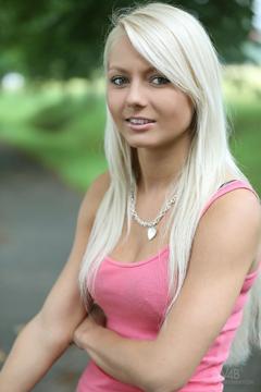 Grace in Watch4Beauty set Country bench