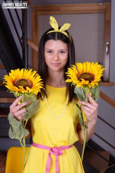 Amelia Grace in Showy Beauty set Sunny Flower