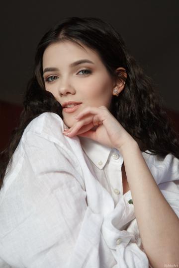 Chanel Fenn in Rylsky Art set Blancoste