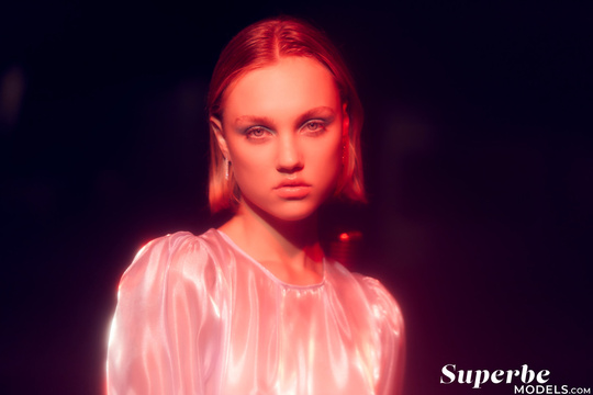 Hannah Ray in Superbe set Stay