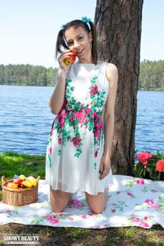 Nesti in Showy Beauty set Naked Picnic