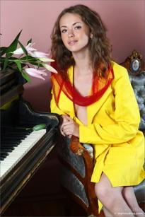 Helena in Mpl Studios set Yellow & Red